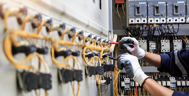 Professional Electrician technician working in Oskaloosa, IA